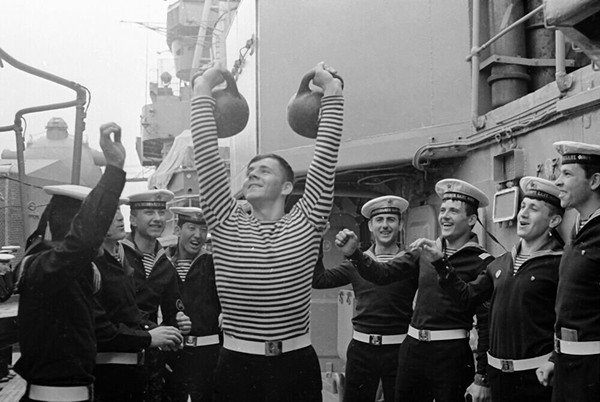 Вязаный лонгслив-тельняшка